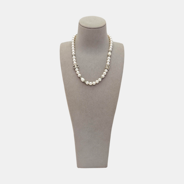 Faux Pearl White Necklace
