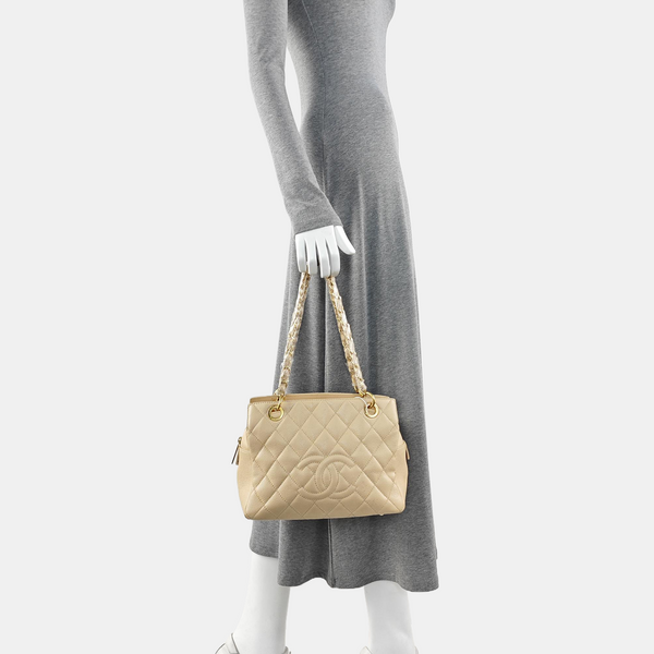 CHANEL PETITE Piel de becerro graneada acolchada beige