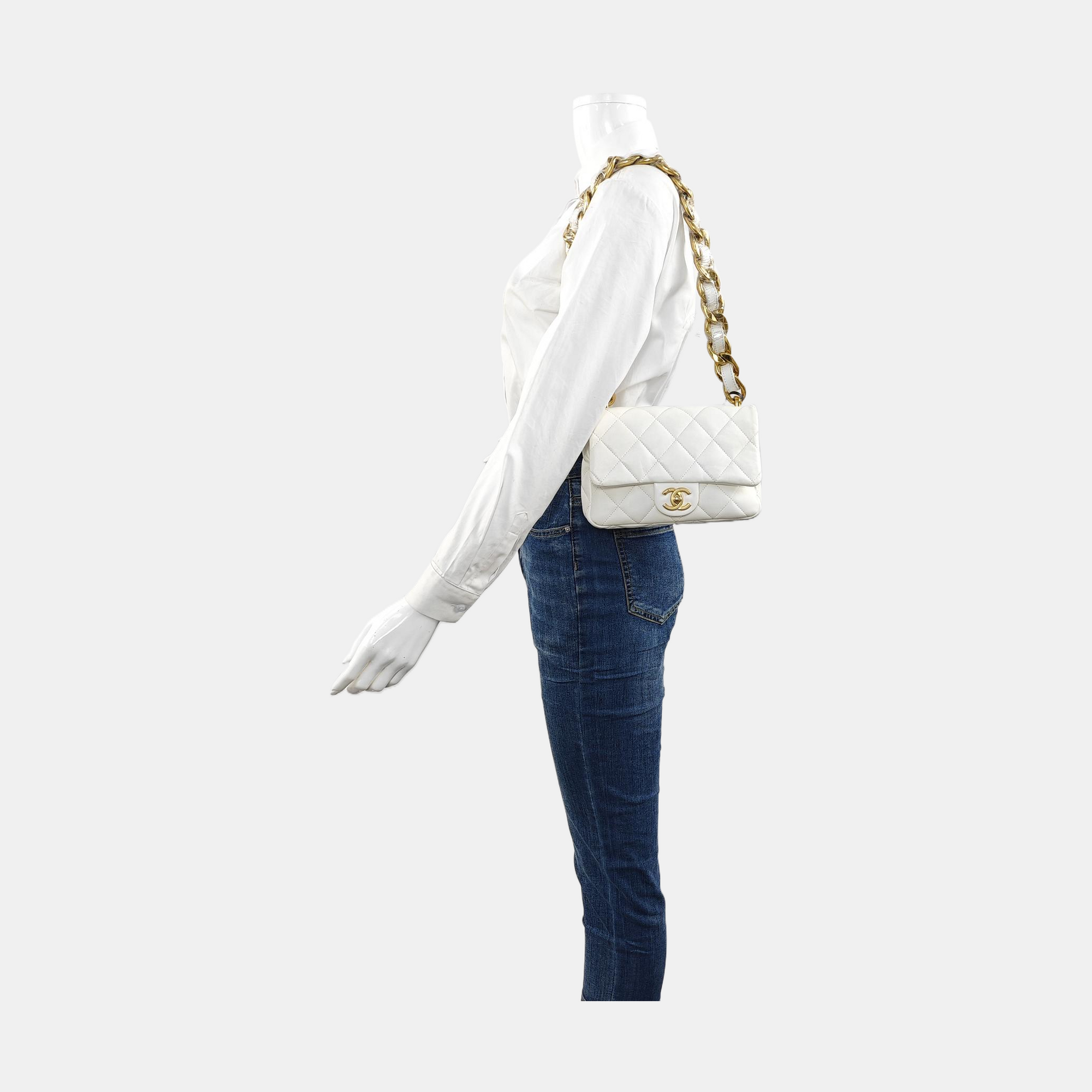 Authenticated pre-owned  CLASSIC FLAP Quilted Lambskin White - Shoulder Bag at Looply