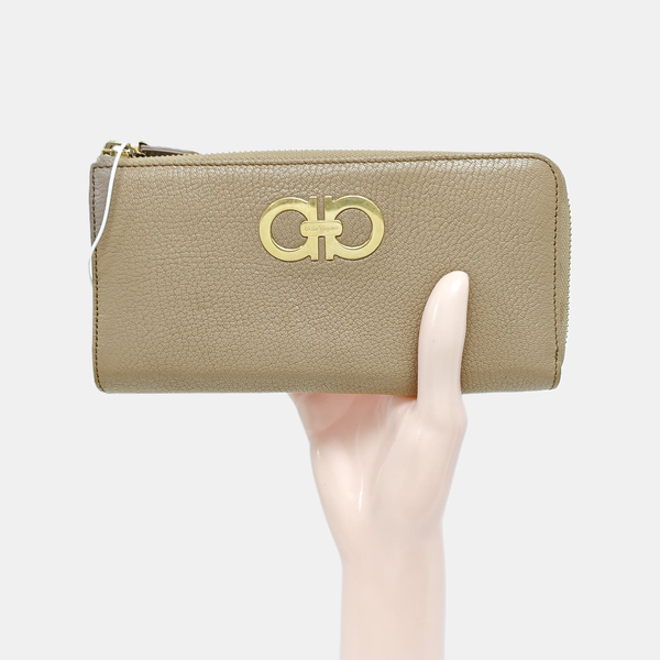 Authenticated pre-owned  Gancini Calfskin Grey - Clutch at Looply