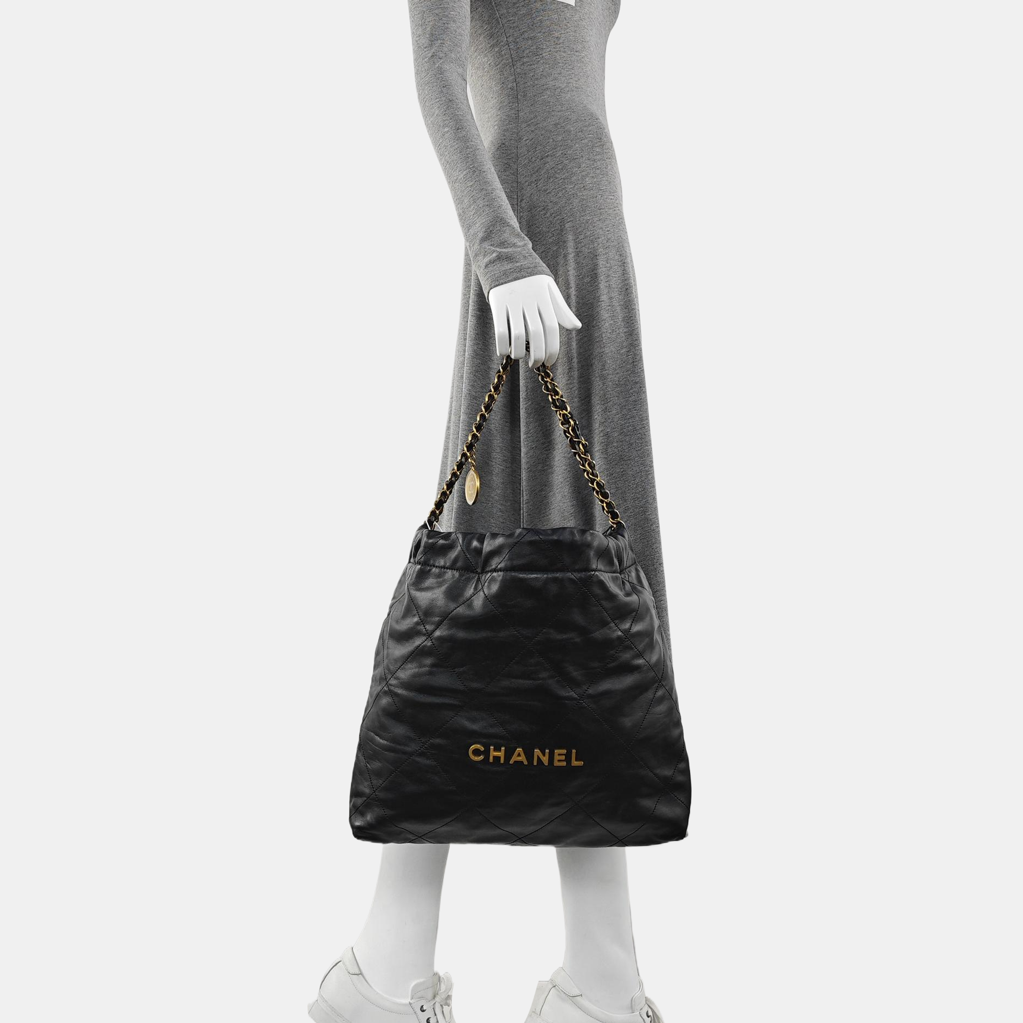 CHANEL 22 Medium Quilted Calfskin Black