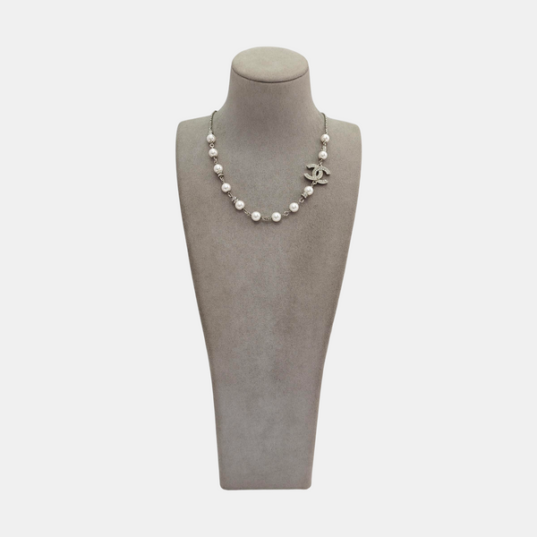 Collar de plata de metal