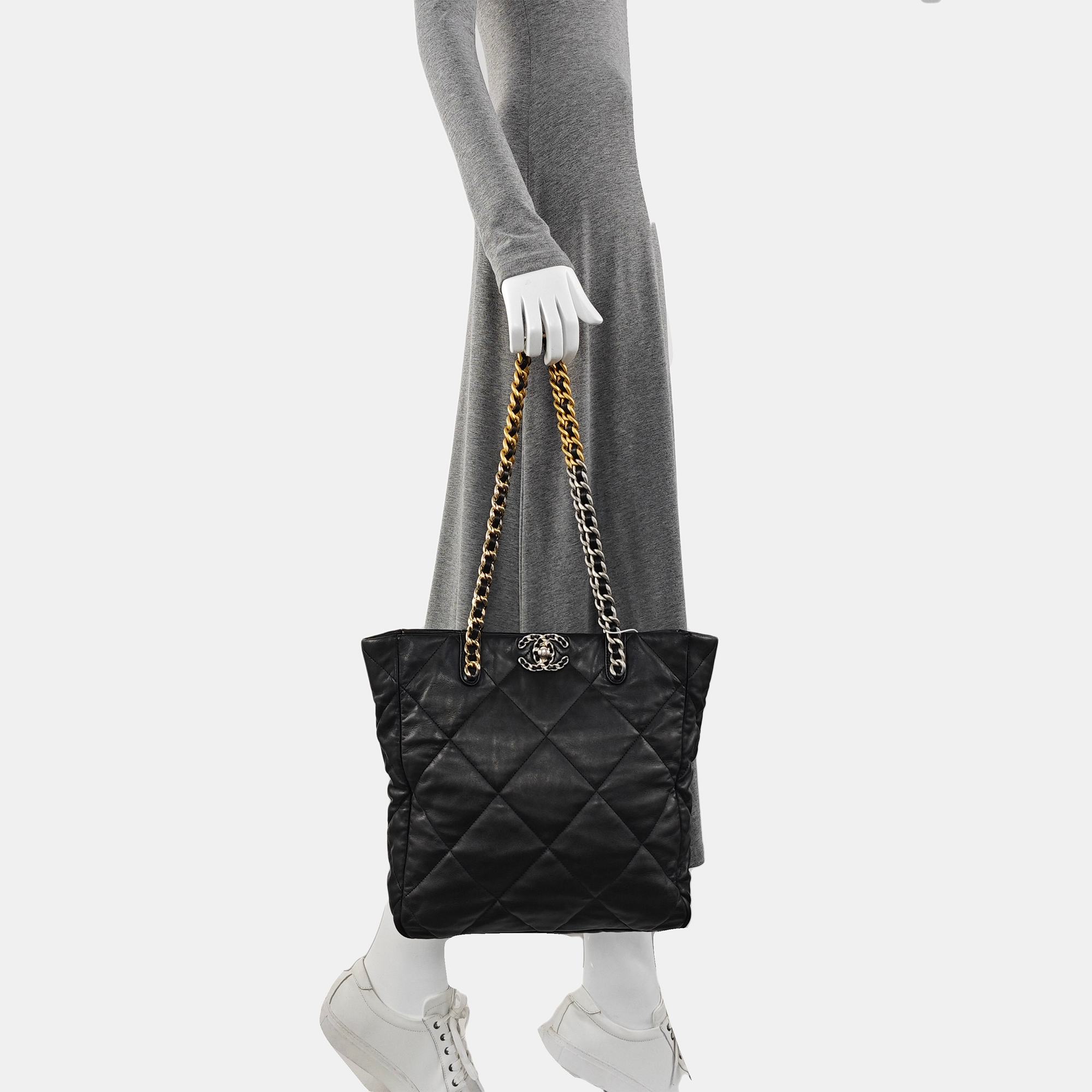 CHANEL 19 Piel de Cordero Acolchada Negra