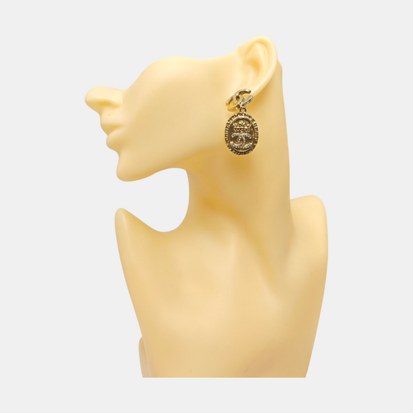 Pendientes con logo CC de metal dorado