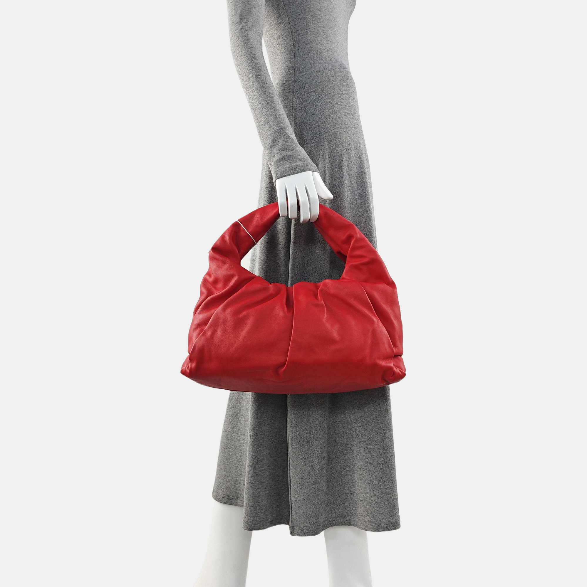 El bolso de mano de piel de becerro rojo