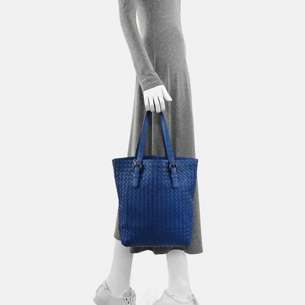 Cesta de piel de cordero azul