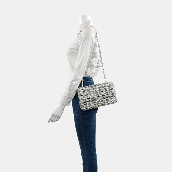 Authenticated pre-owned  CLASSIC FLAP Medium Wool White - Shoulder Bag at Looply