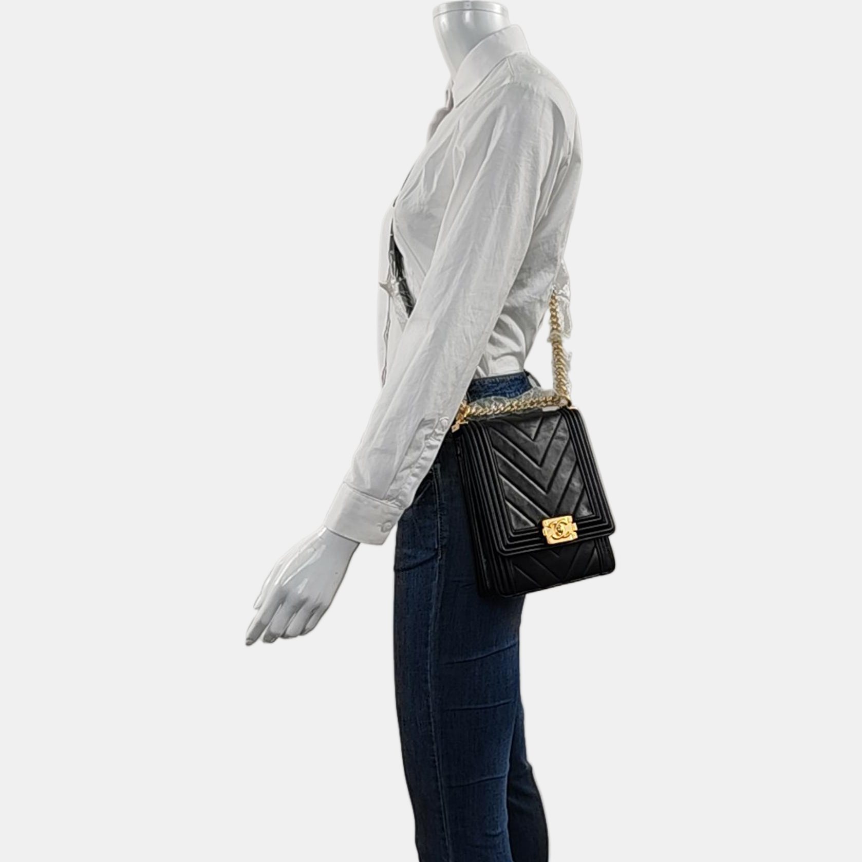 Authenticated pre-owned  BOY CHANEL Chevron Calfskin Black - Crossbody Bag at Looply