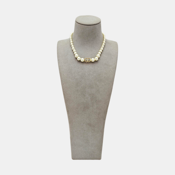 30 Montaigne Metal White Necklace