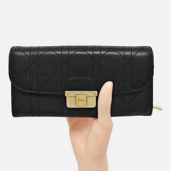 Cartera Miss Dior de piel de becerro acolchada negra