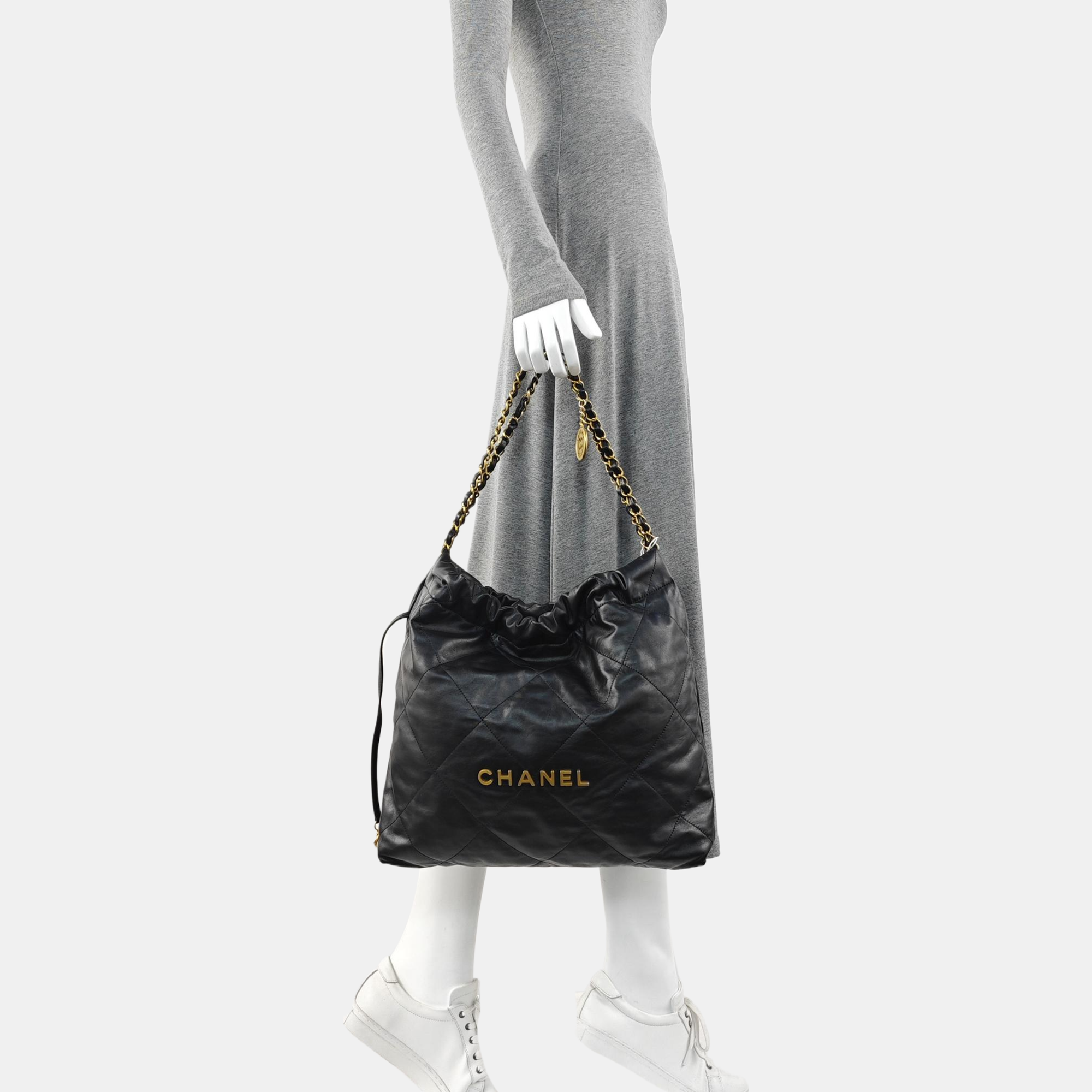 CHANEL 22 Medium Quilted Calfskin Black