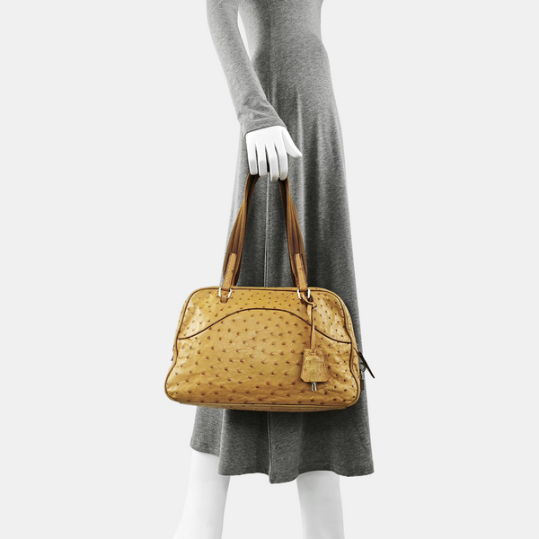Bolso de mano de avestruz amarillo