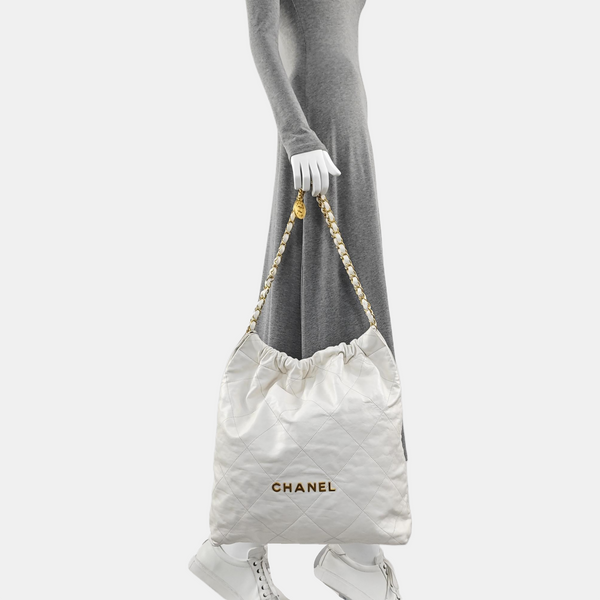 CHANEL 22 Piel de becerro acolchada grande blanca
