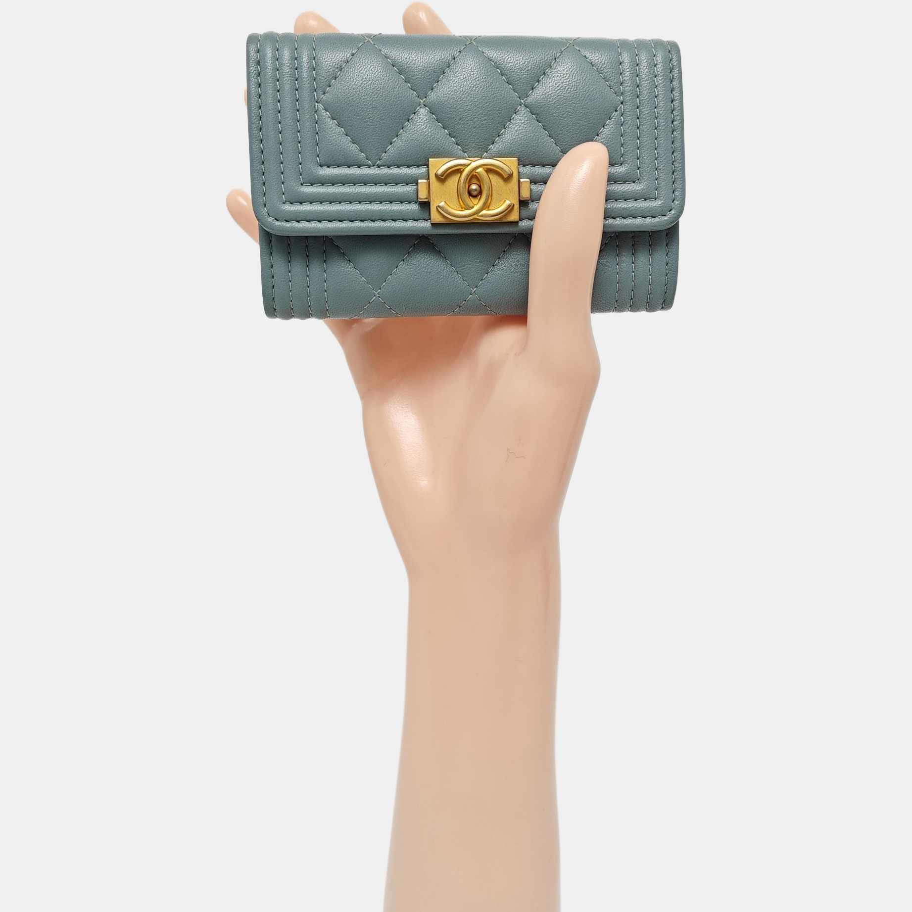 Tarjetero BOY CHANEL acolchado de piel de cordero azul