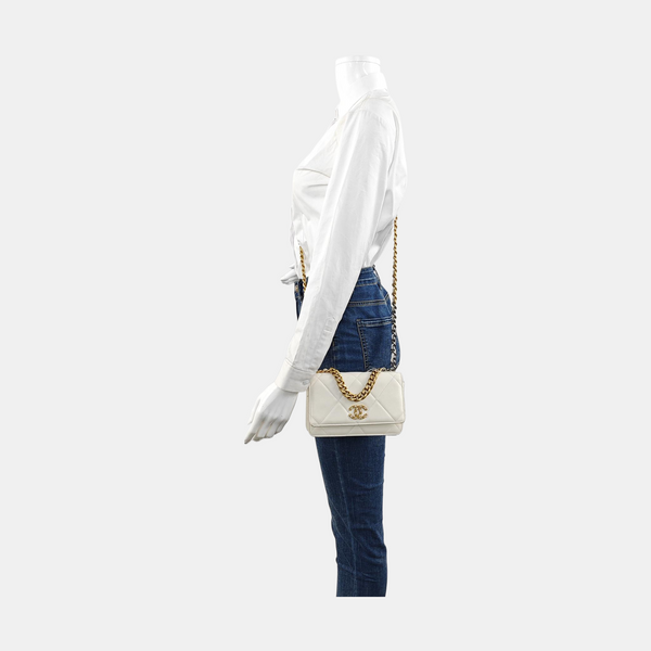 CHANEL 19 Piel de Cordero Acolchada Blanca