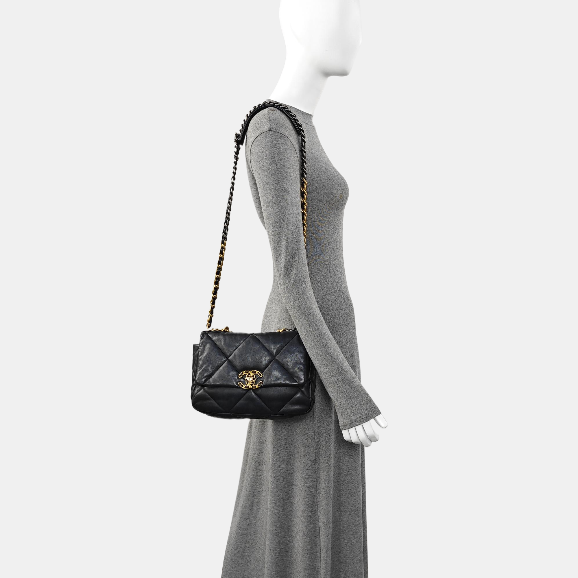 CHANEL 19 Pequeño Piel de Cordero Acolchada Negro