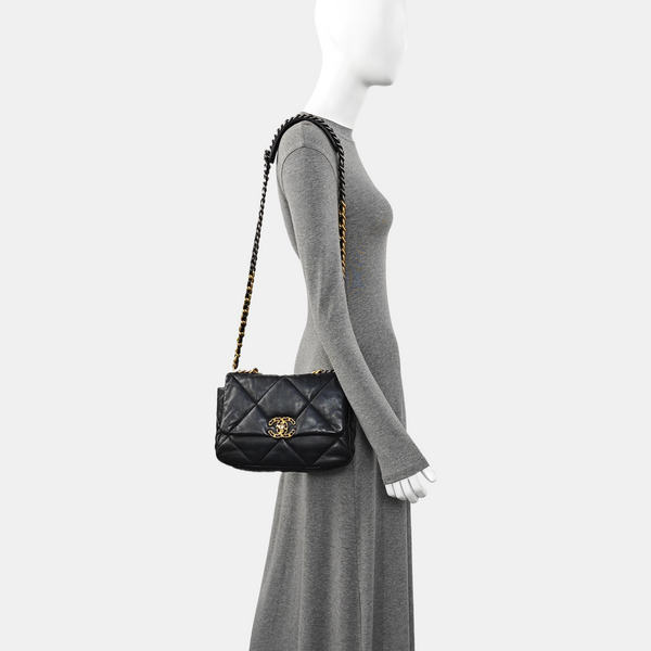 CHANEL 19 Pequeño Piel de Cordero Acolchada Negro