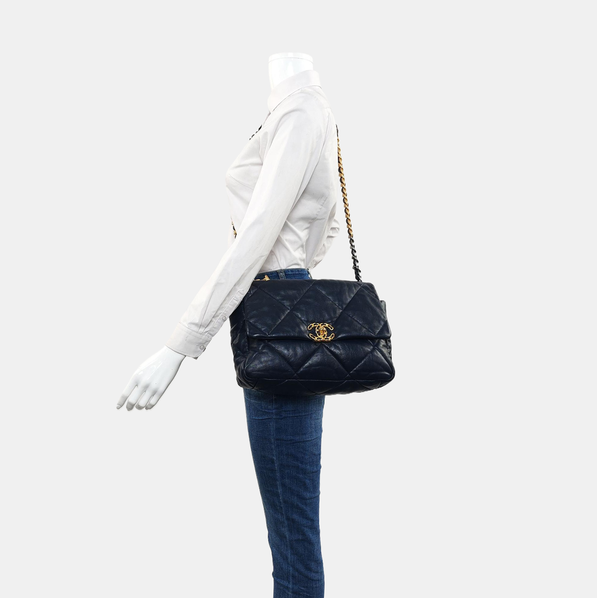 CHANEL 19 Grande de piel de cordero acolchada azul