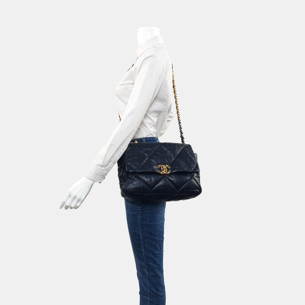CHANEL 19 Grande de piel de cordero acolchada azul