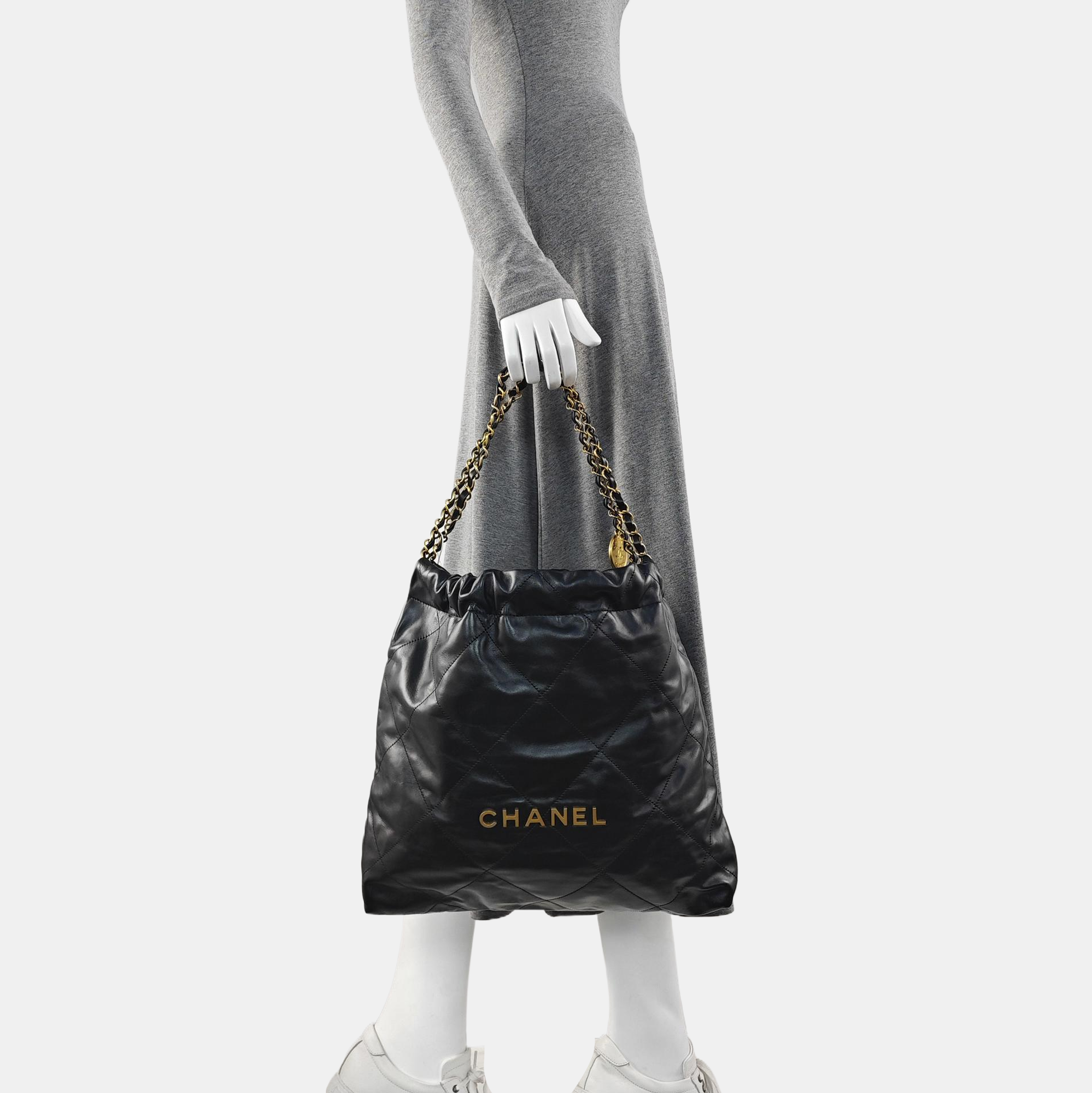 CHANEL 22 Medium Quilted Calfskin Black