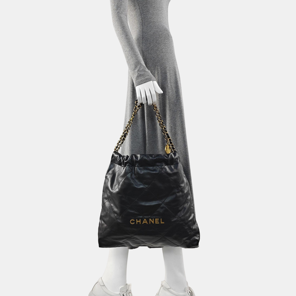 CHANEL 22 Medium Quilted Calfskin Black