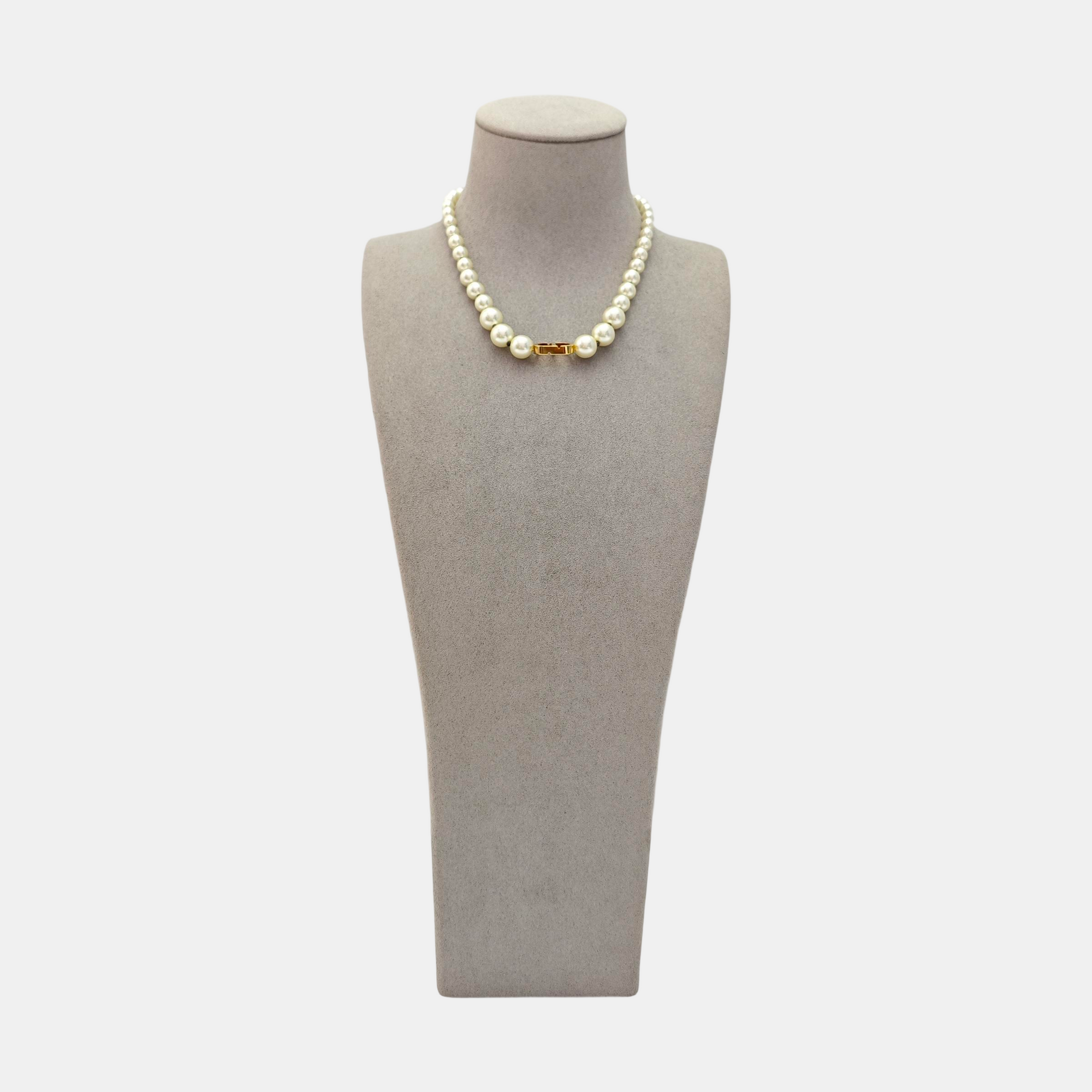 30 Montaigne Metal White Necklace