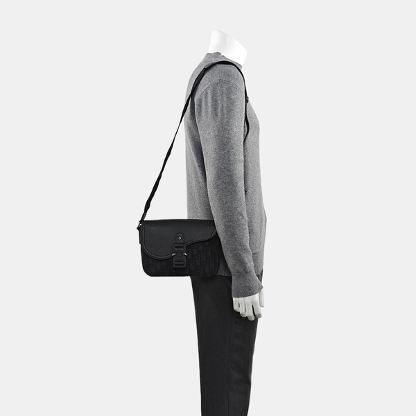 Saddle Small Oblique Canvas Black