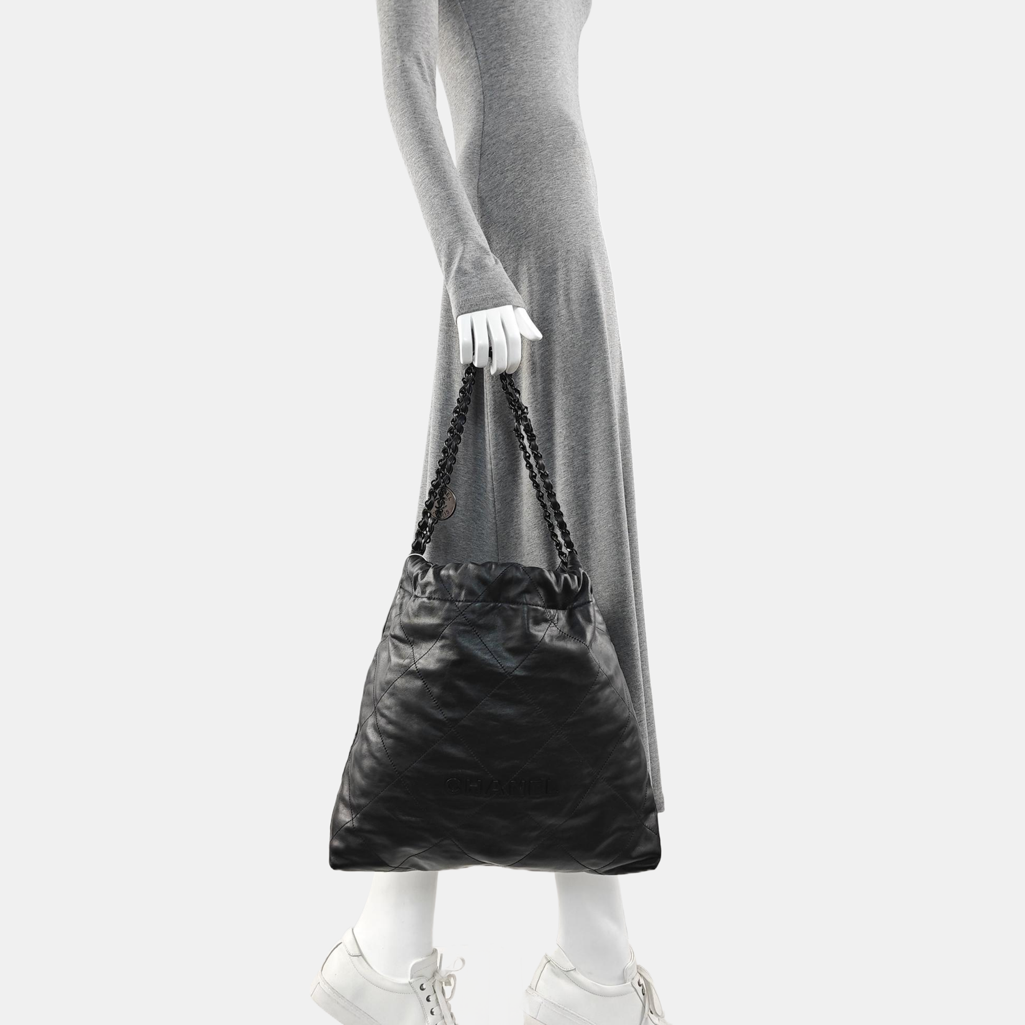CHANEL 22 Medium Quilted Calfskin Black