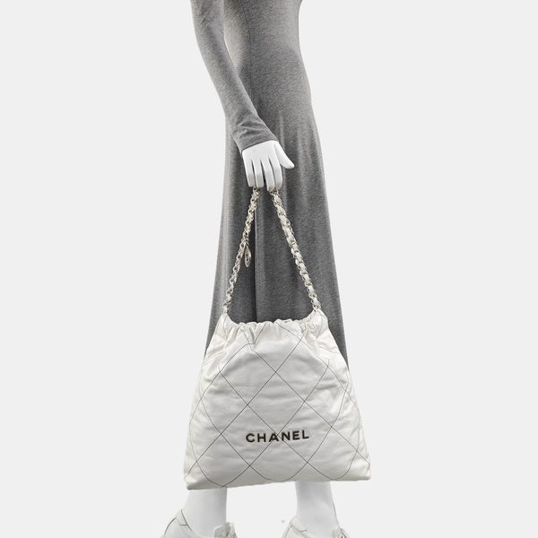CHANEL 22 Mediano Piel de becerro acolchada Blanco