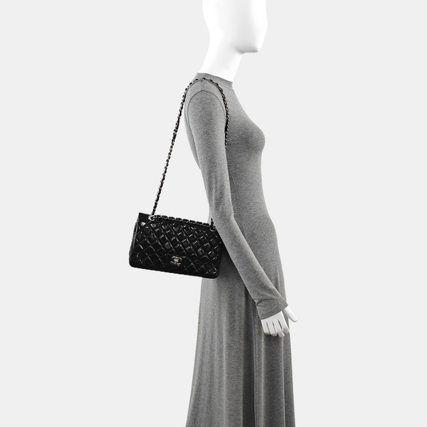 Authenticated pre-owned  CLASSIC FLAP Medium Quilted Patent Leather Black - Shoulder Bag at Looply