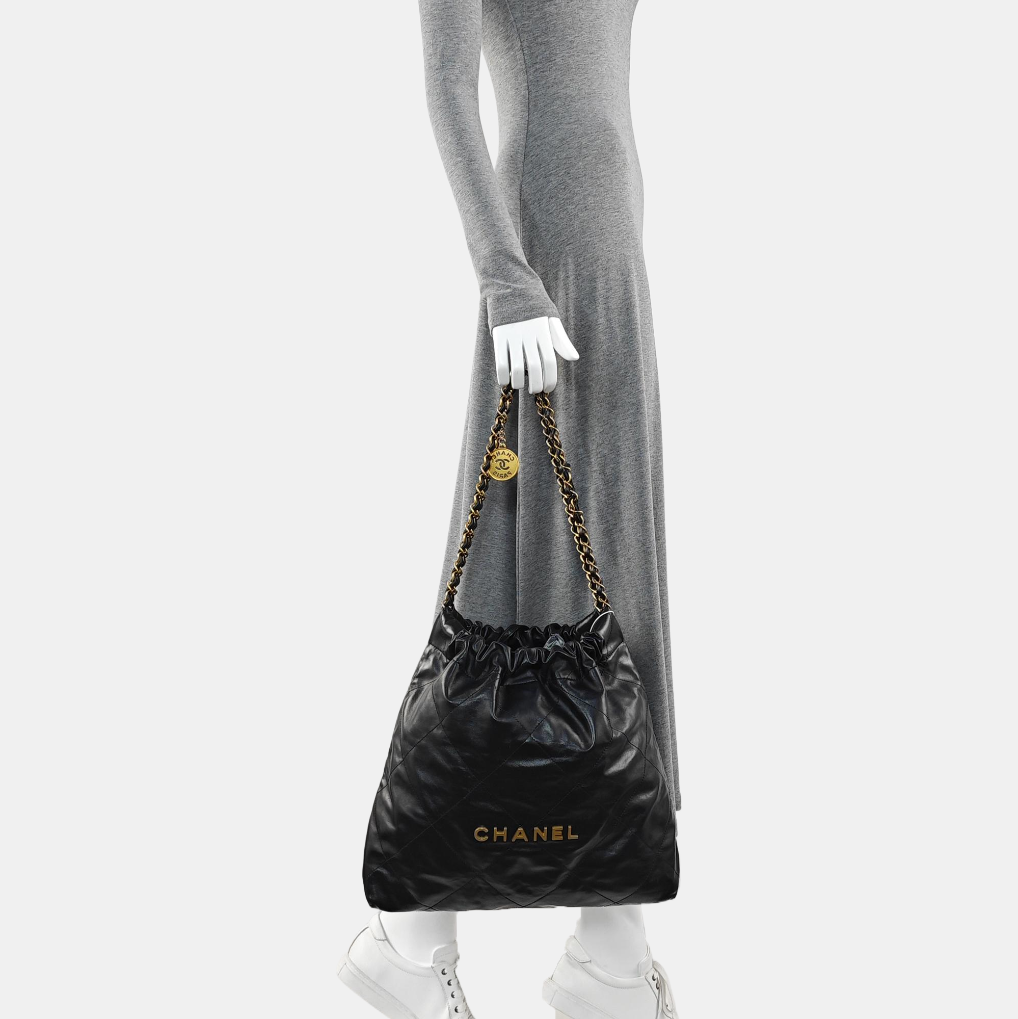 CHANEL 22 Medium Quilted Calfskin Black