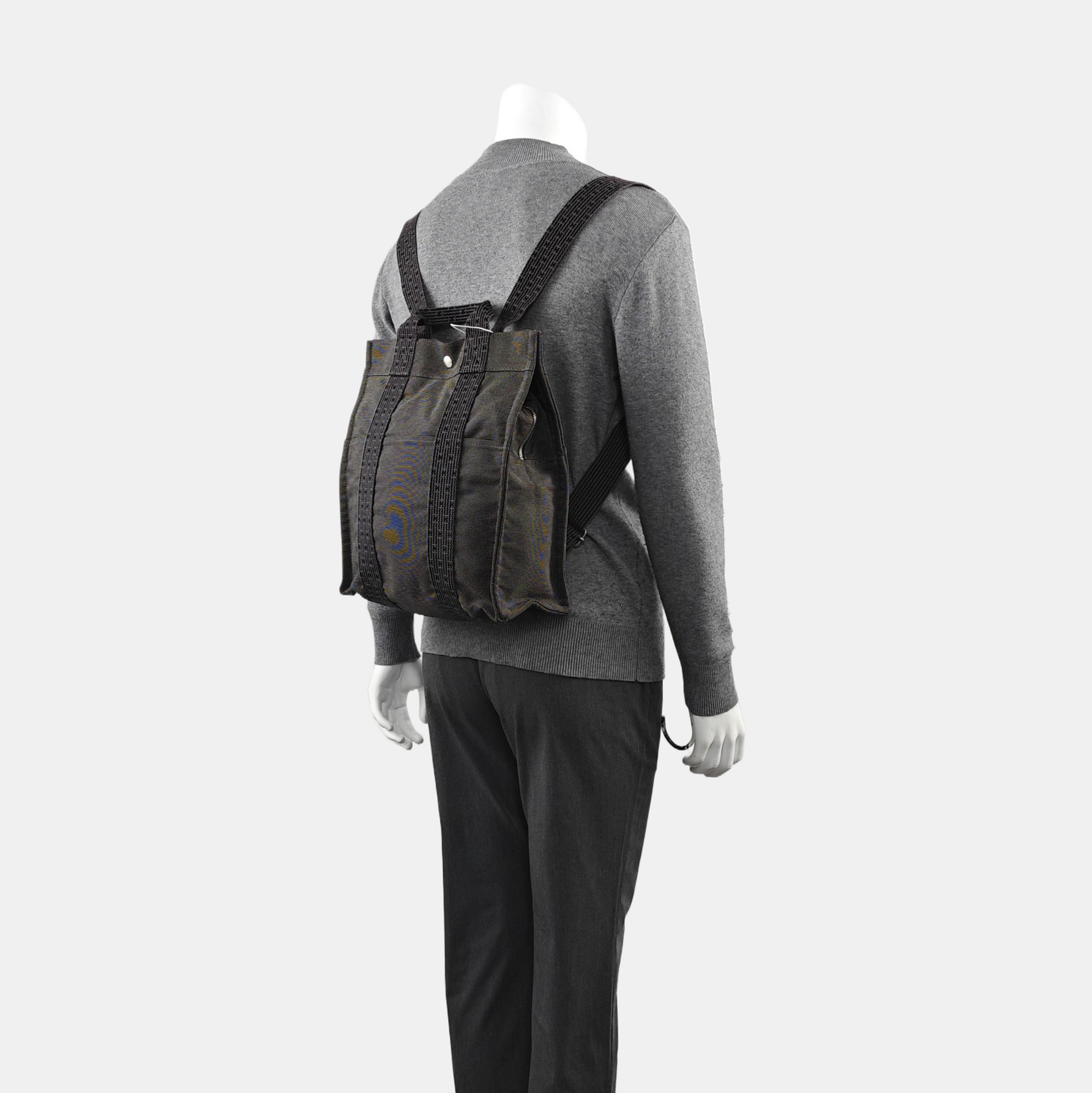 Her Line 31 Canvas Gray