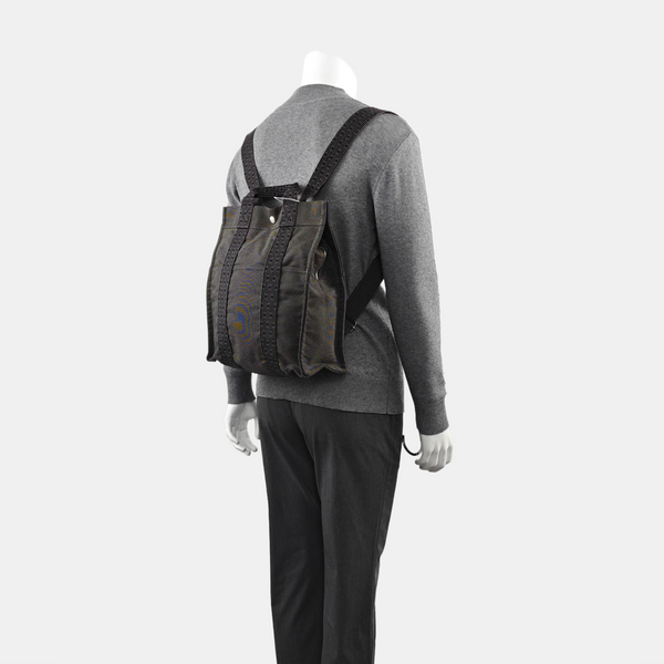 Her Line 31 Canvas Gray