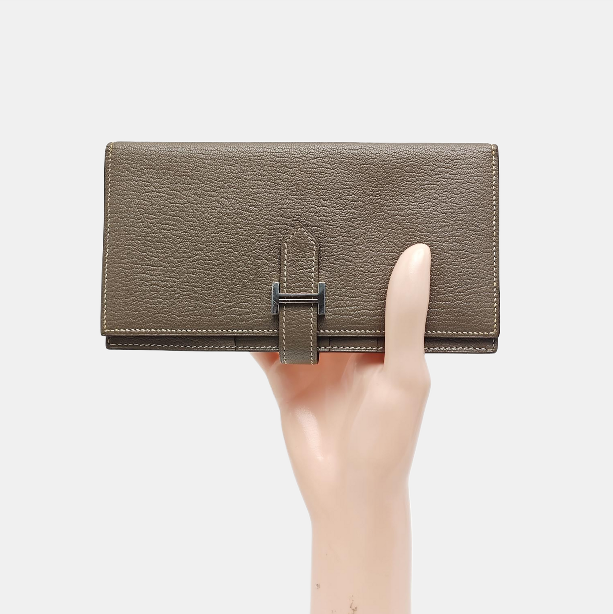 Bearn Medium Chèvre Mysore Gray Wallet