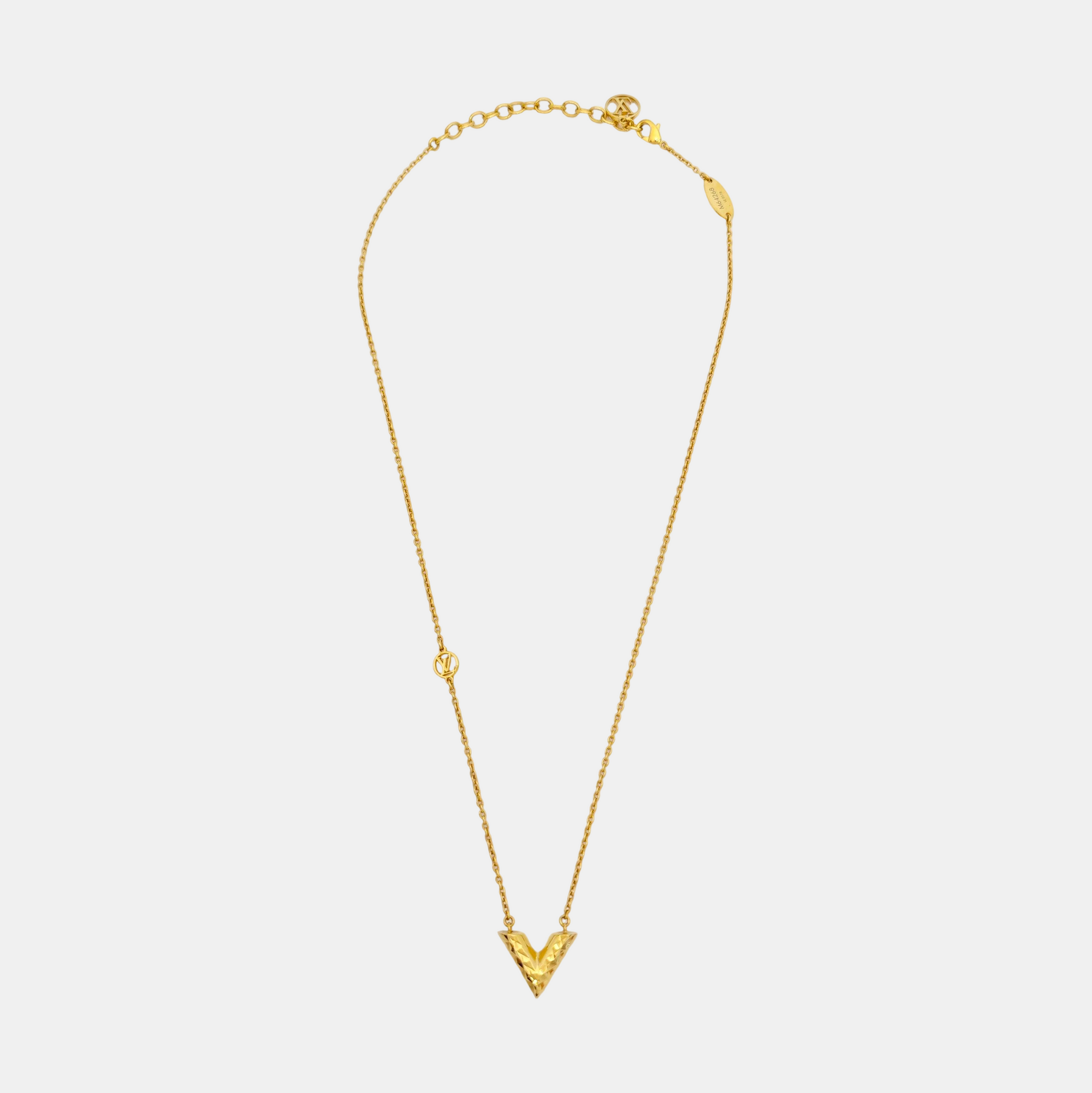 ESSENTIAL V GUILLOCHÉ Metal Gold Necklace