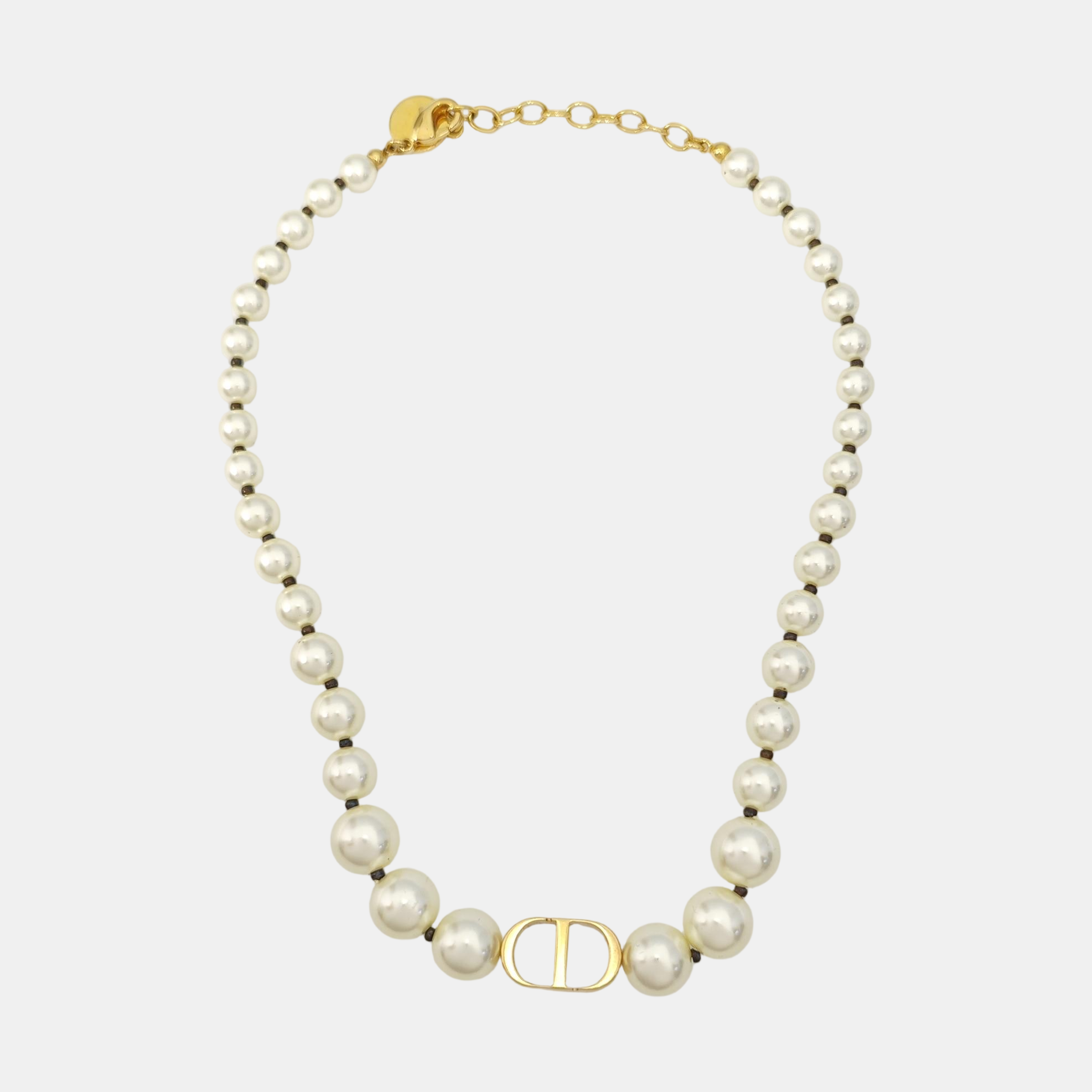 30 Montaigne Metal White Necklace
