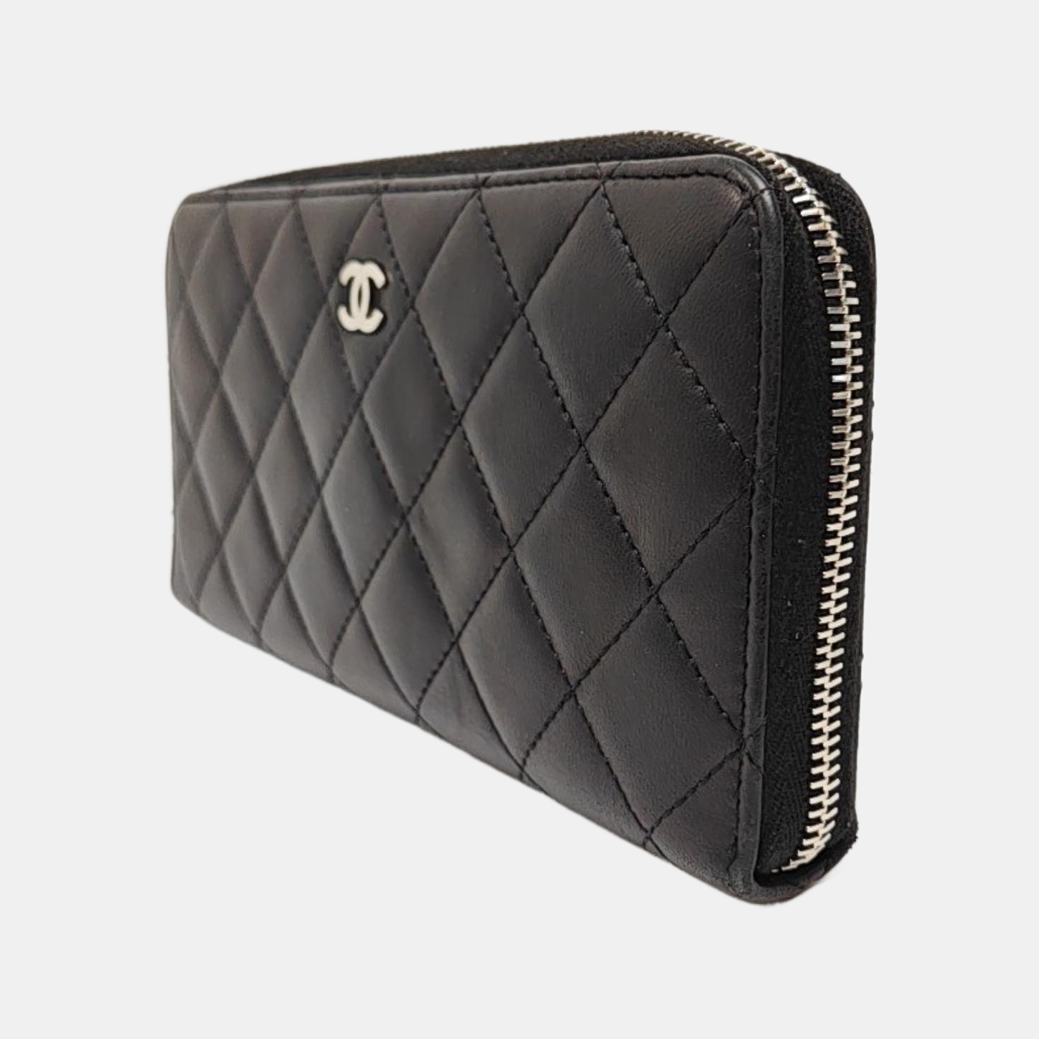 Monedero negro CLASSIC FLAP pequeño de piel de cordero acolchada