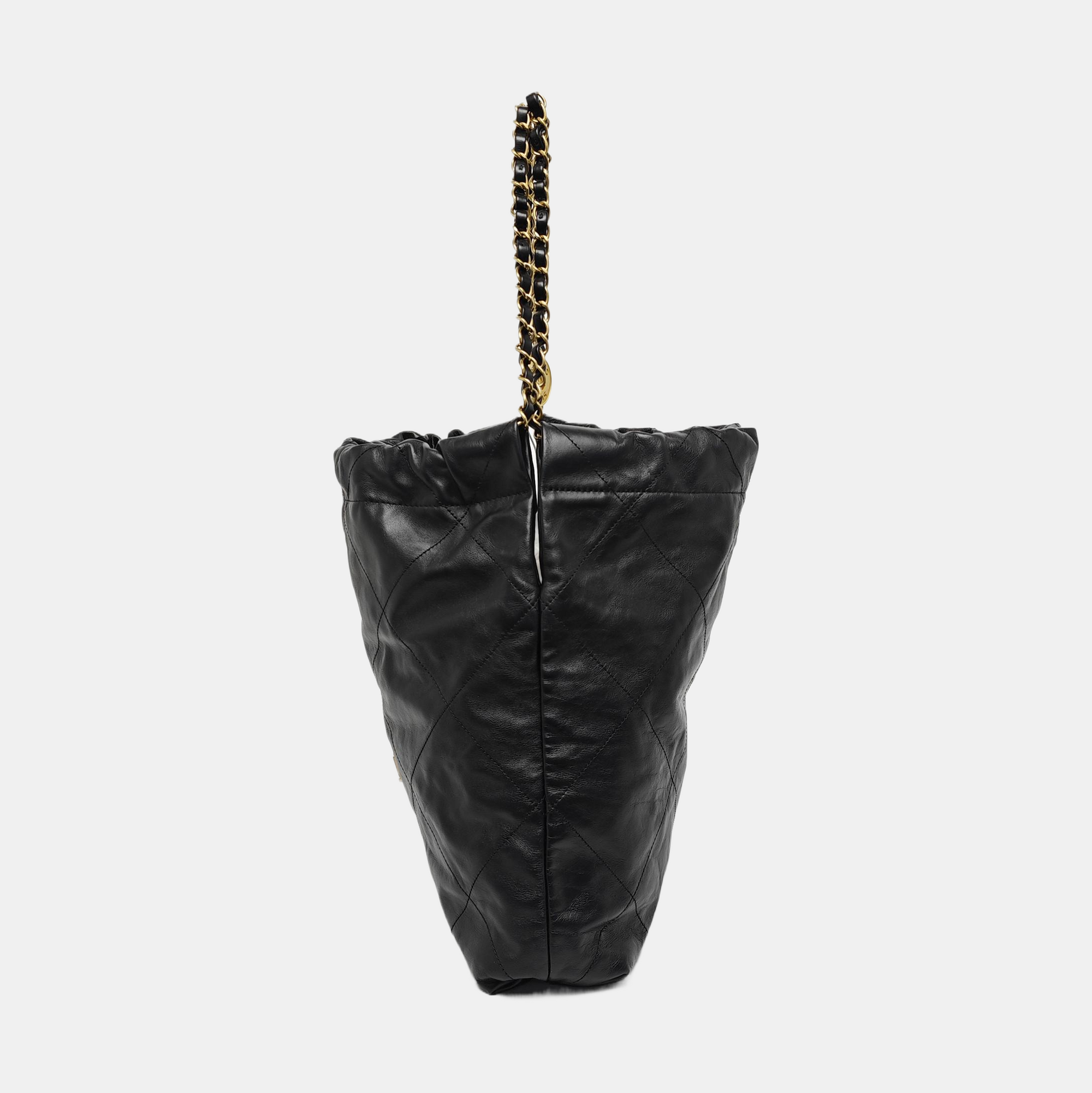 CHANEL 22 Medium Quilted Calfskin Black