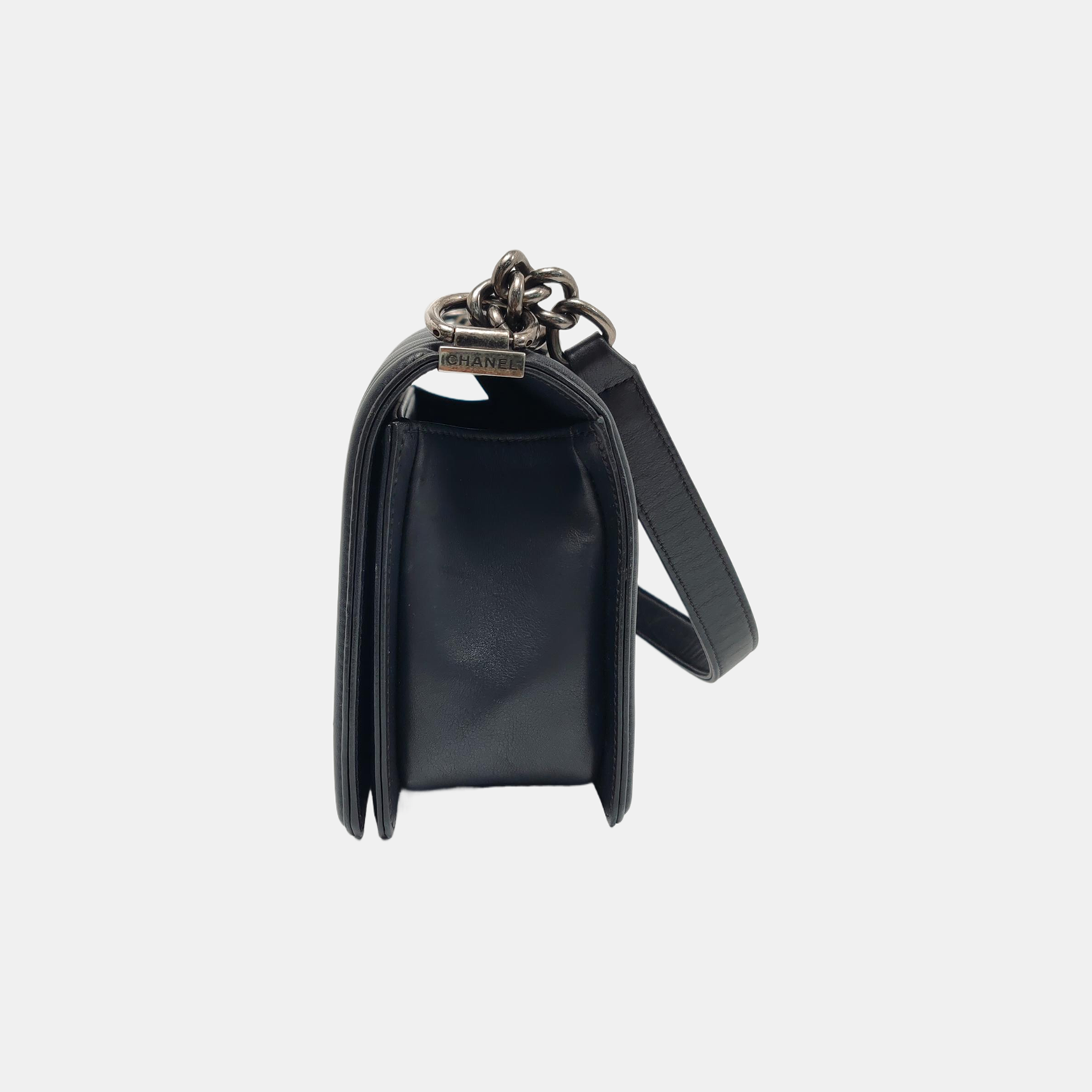 Authenticated pre-owned  BOY CHANEL Medium Chevron Calfskin Black - Shoulder Bag at Looply