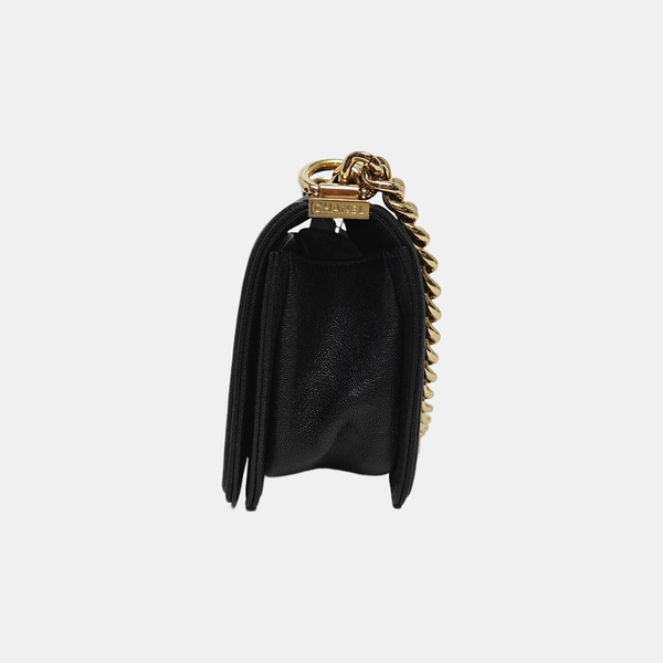 BOY CHANEL Chevron, Piel de becerro graneada acolchada negra