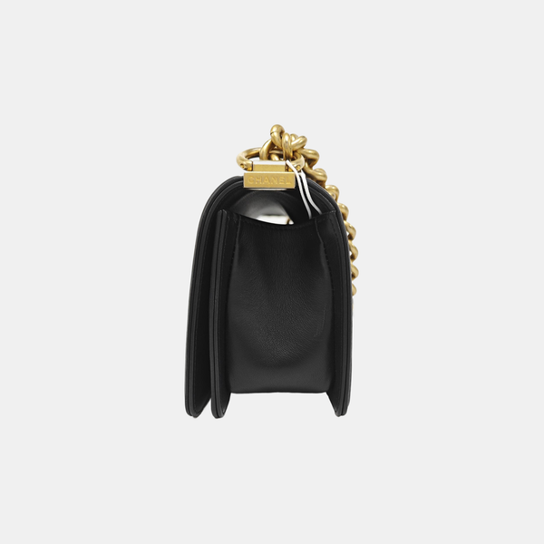 BOY CHANEL Piel de becerro Chevron pequeña negra