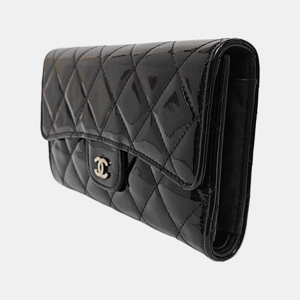 Cartera negra de piel charol acolchada CLASSIC FLAP
