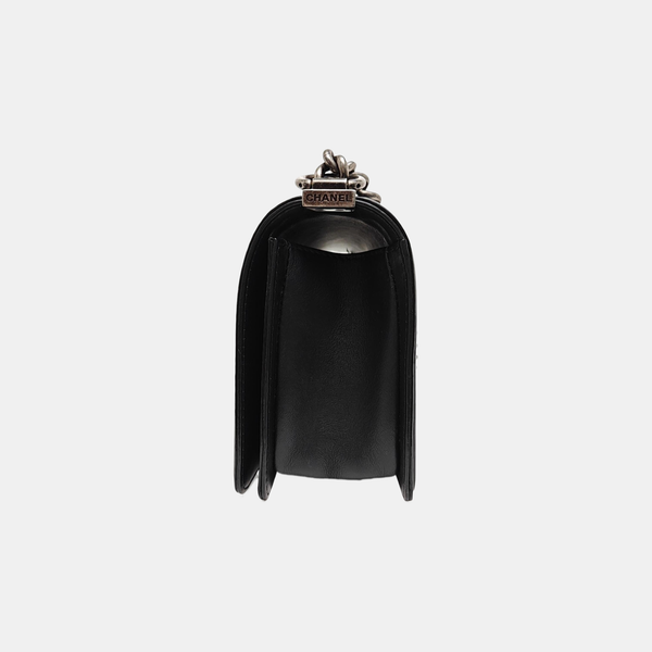 BOY CHANEL Mediano de charol acolchado negro