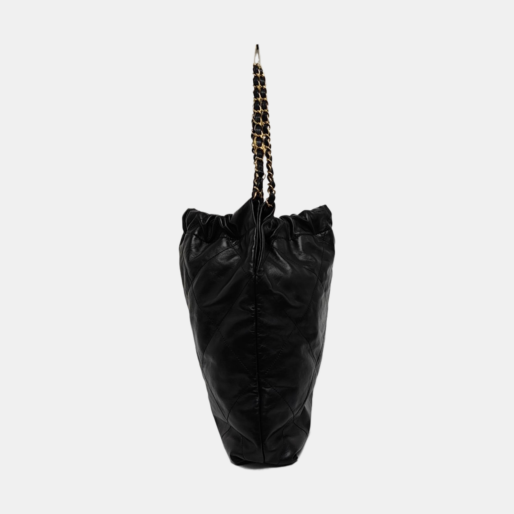 CHANEL 22 Medium Quilted Calfskin Black