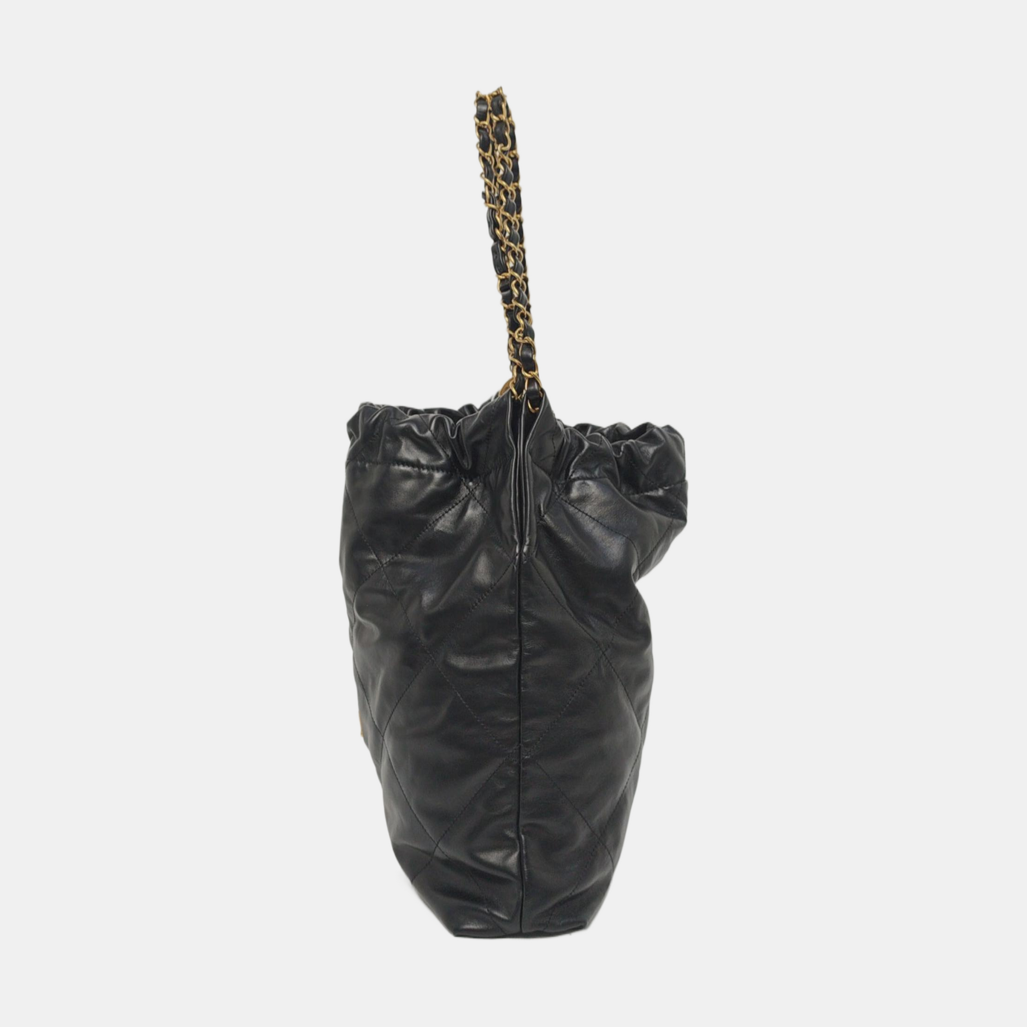 CHANEL 22 Medium Quilted Calfskin Black