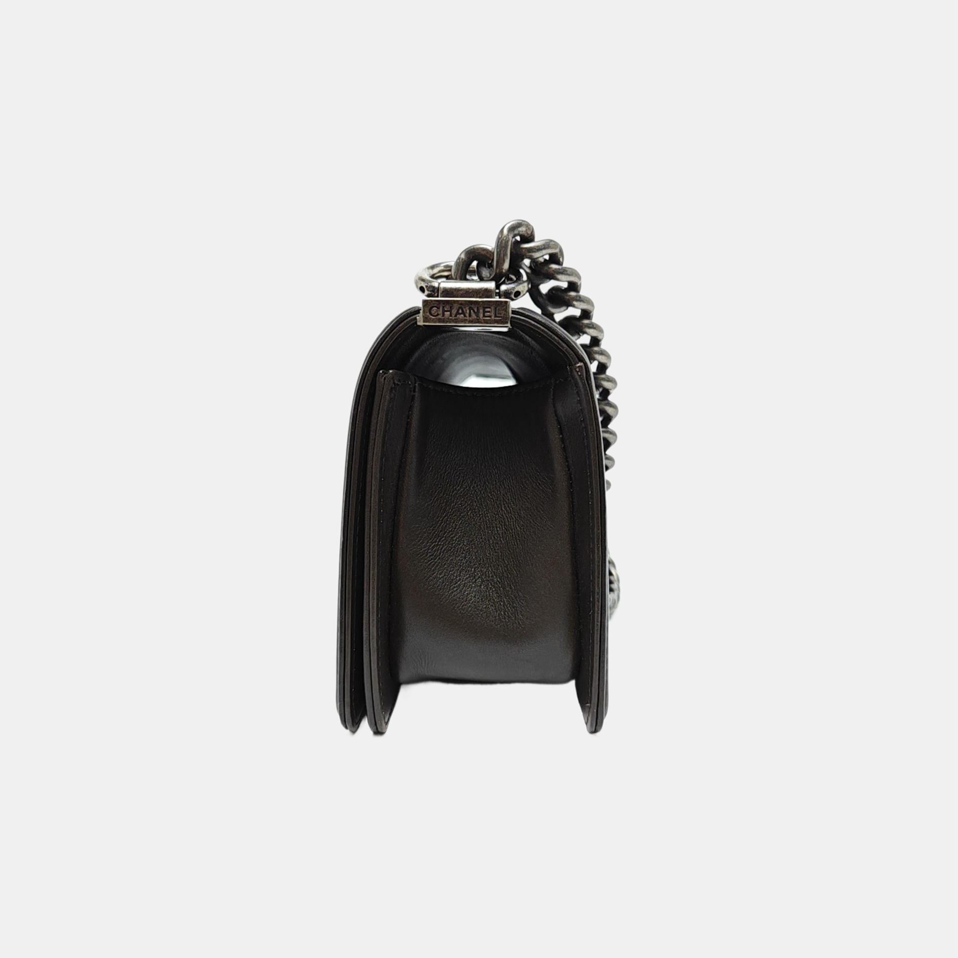 BOY CHANEL Chevron, Piel de becerro acolchada marrón