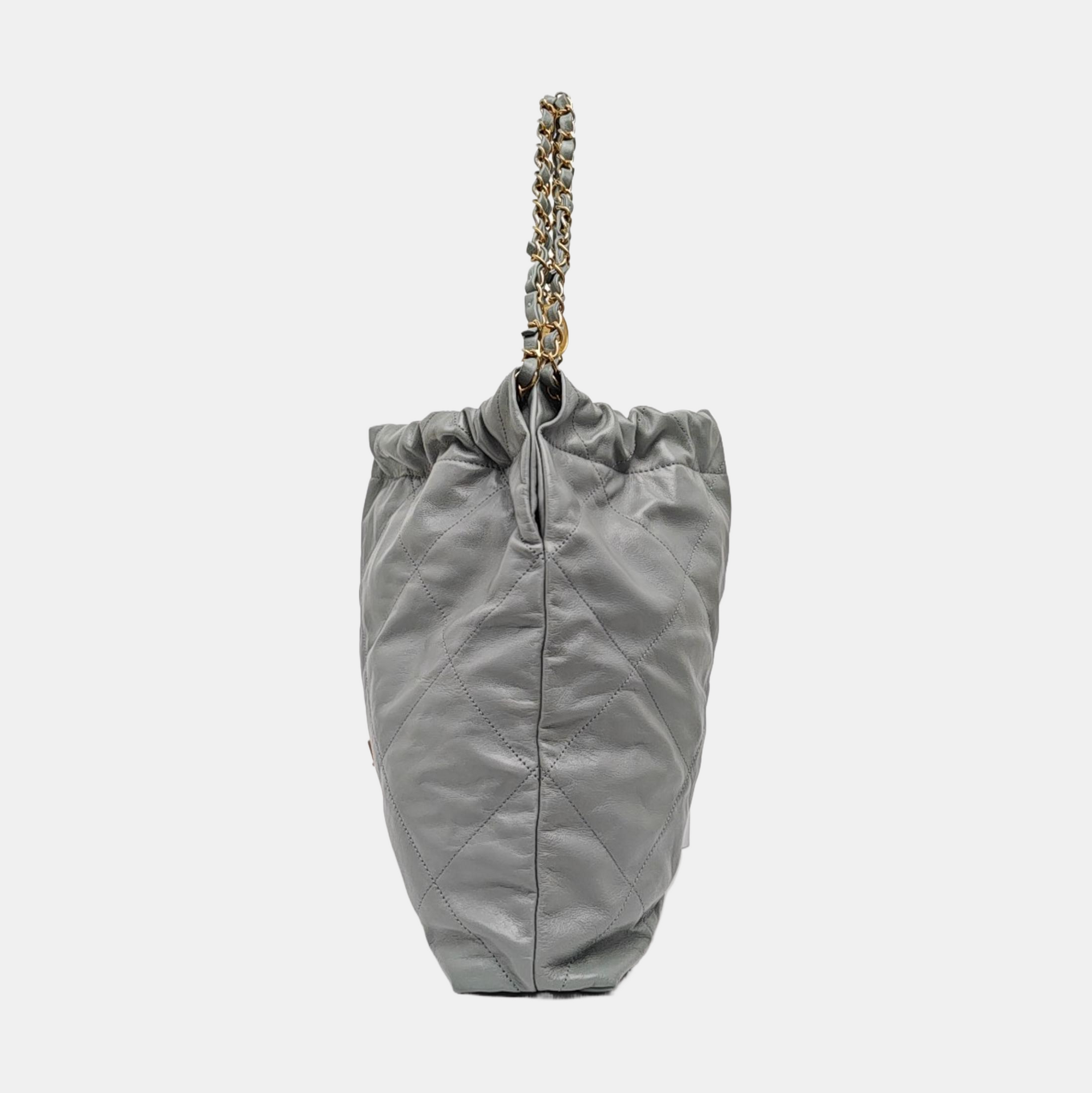 CHANEL 22 Medium Quilted Calfskin Green