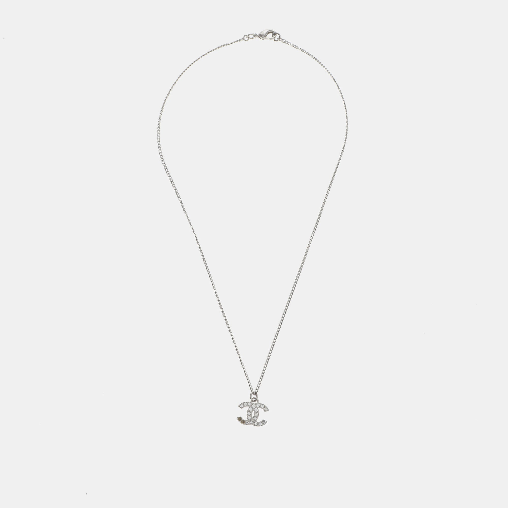 Collar de plata de metal