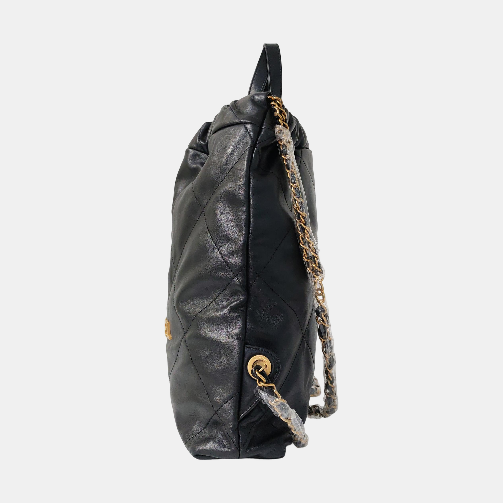 CHANEL 22 Piel de becerro acolchada pequeña negra