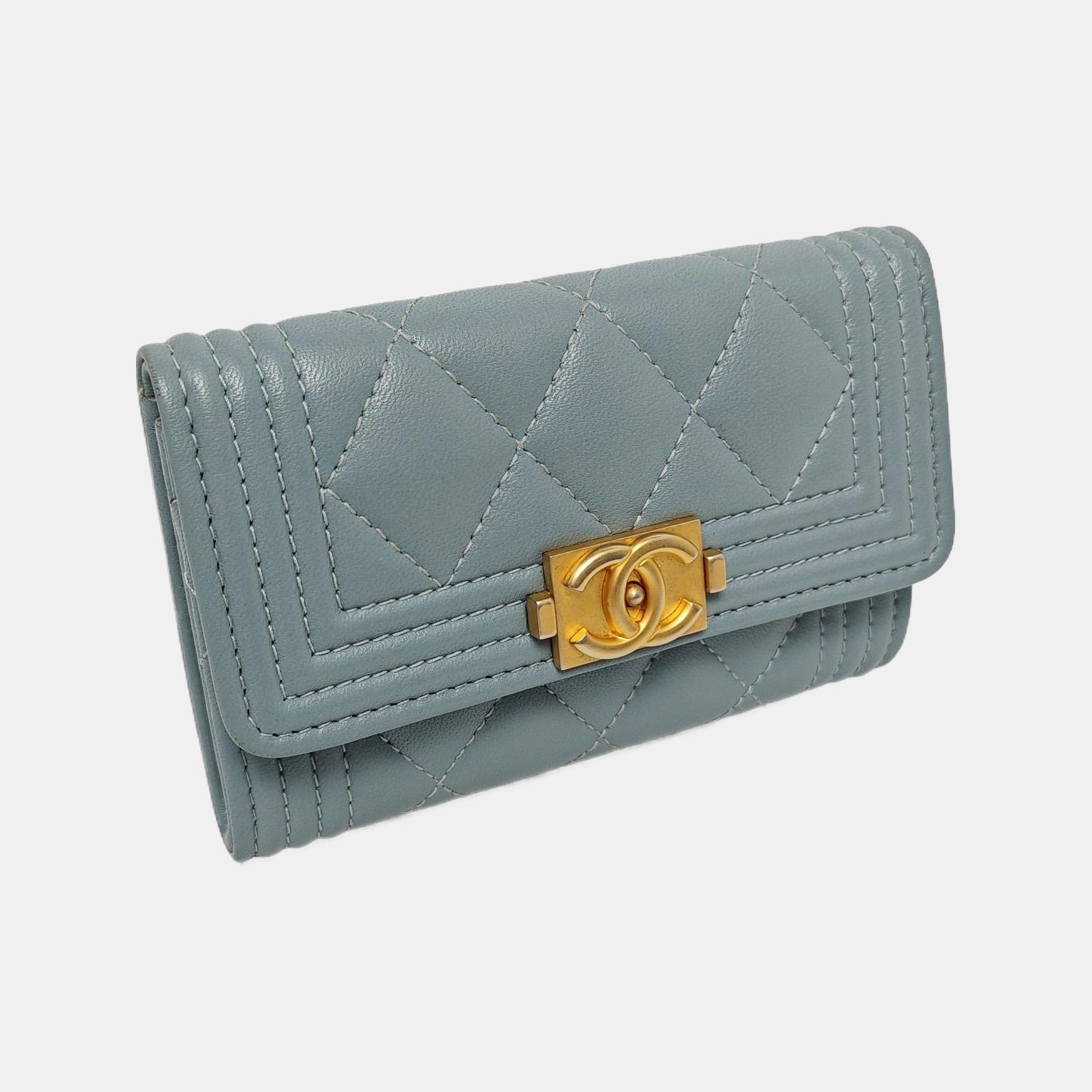 Tarjetero BOY CHANEL acolchado de piel de cordero azul